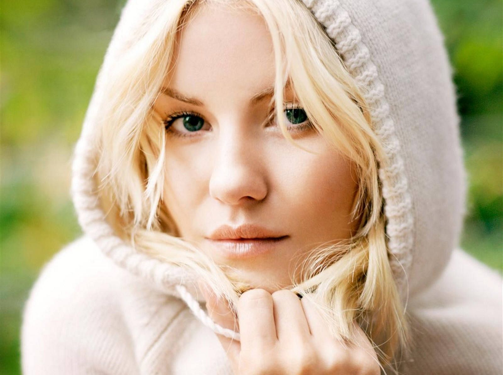 Elisha Cuthbert 16